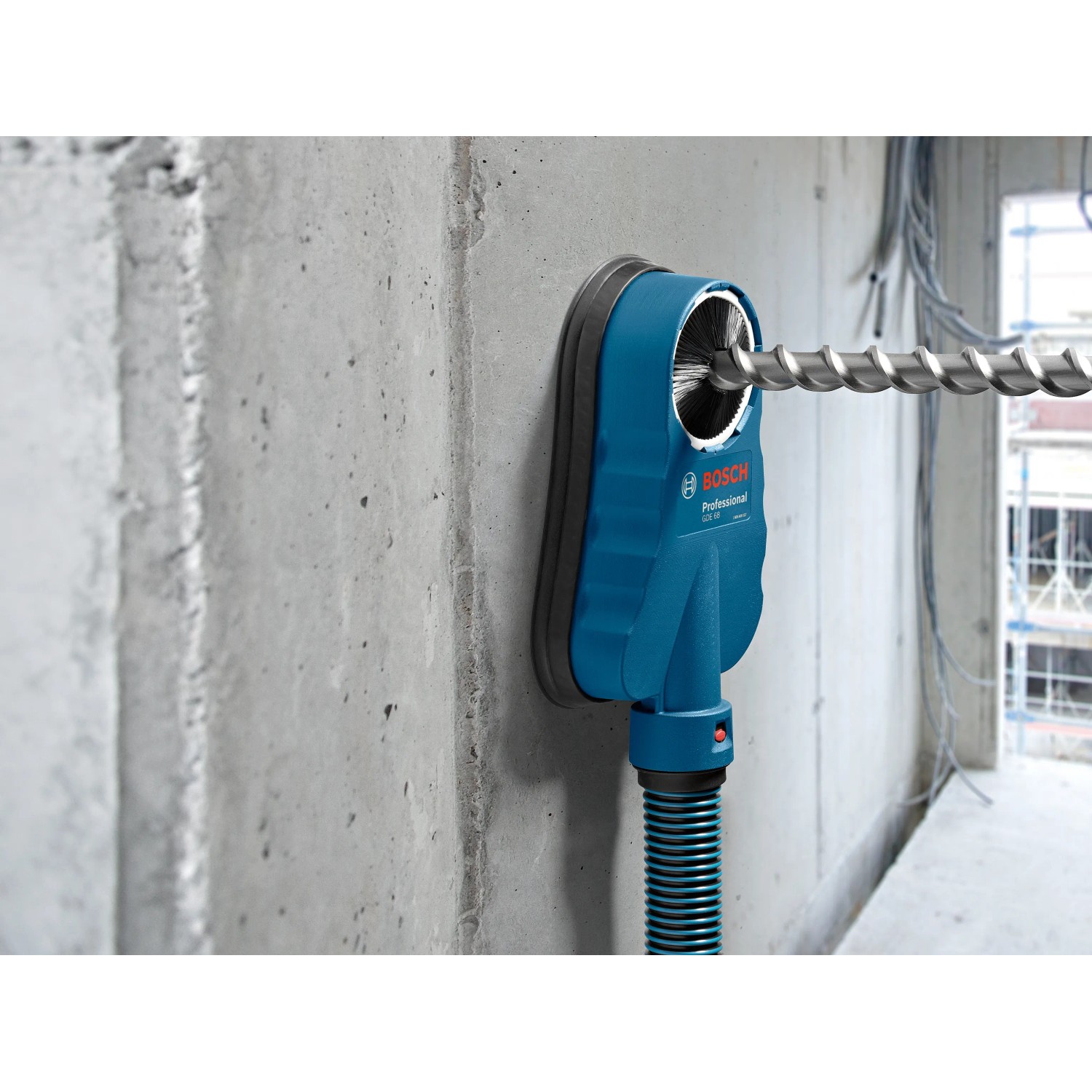 Bosch Professional GDE 68 Staubabsaugung an Wand mit Bohrer.
