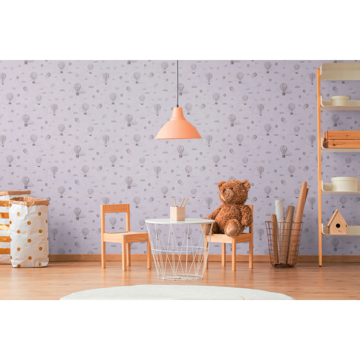Kinderzimmer mit grauer A.S. Creation Vliestapete Ballons und Kindermöbeln.
