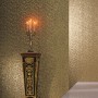 Glööckler Vliestapete Imperial Miniaturfedern Uni Gold an Wand, mit Kerzenleuchter.
