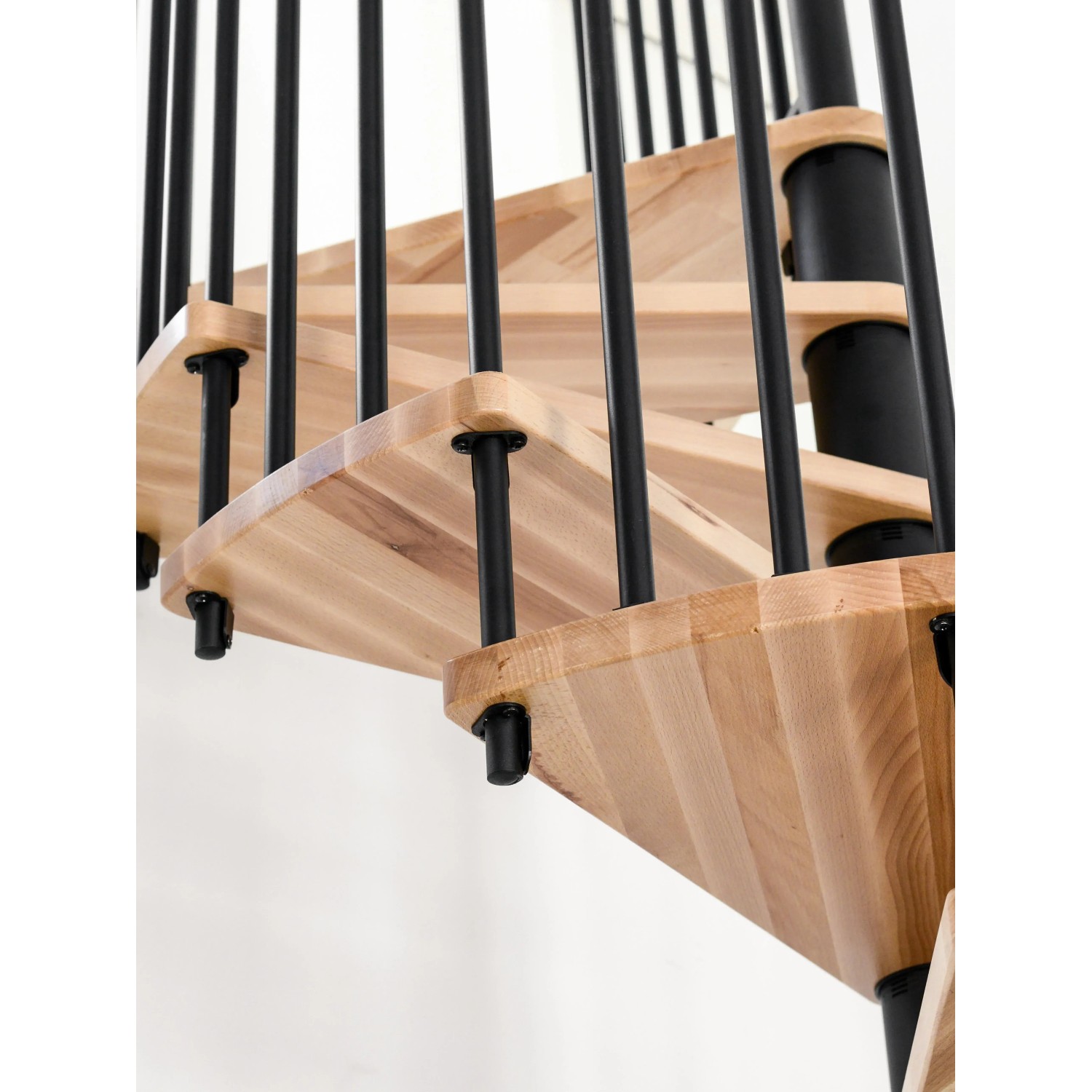 Detailaufnahme: Minka Spindeltreppe Spiral Wood Buche, schwarze Metallteile, helle Holzstufen.