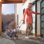 Frau zieht klappbare wolfcraft Sackkarre TS 600 mit Einkäufen zum Haus.