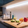 Paulmann MaxLED LED-Streifen (1 m) in Kaltweiß unter Küchenschrank montiert.
