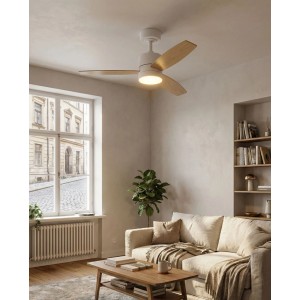 Weißer Eglo LED-Deckenventilator Mandaree mit Holzflügeln in Wohnraum.