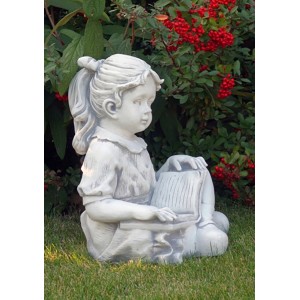 Weiße Orbis Gartenfigur Putte Amelie, sitzend mit Buch, aus Beton, 33x50x27cm.