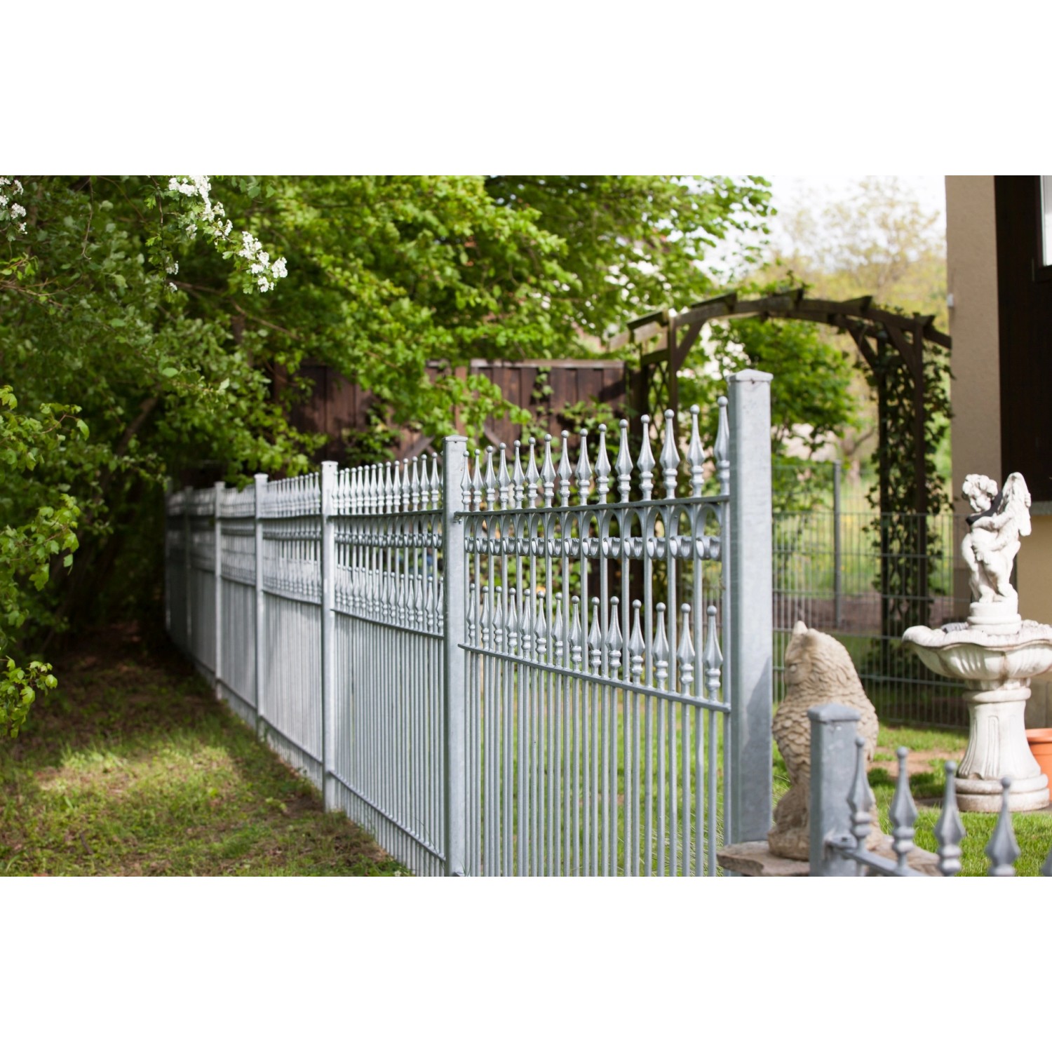 Eleo Zaun Lugano, unbeschichtet, 96 cm hoch. Gartenzaun aus Schmiedeeisen mit Stab-Spitzen.