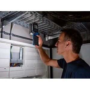 Bosch Professional Akku-Lampe GLI 18V-800 im Einsatz, befestigt mit Haken, leuchtet Arbeitsbereich aus.