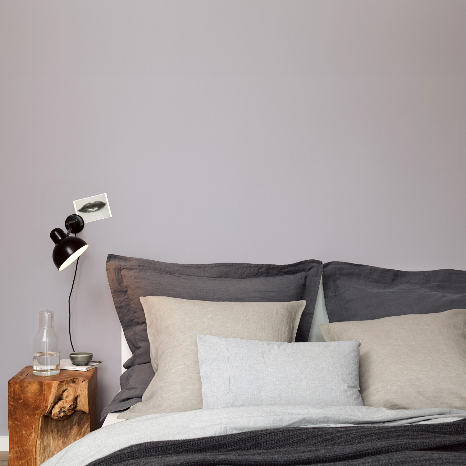 Schlafzimmerwand in Grau-Lila mit Alpina Feine Farben No. 20 Leiser Moment edelmatt gestrichen.