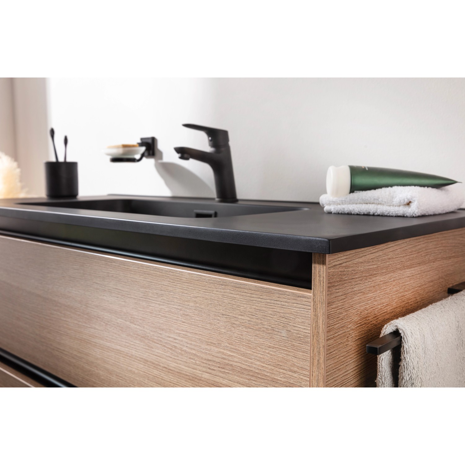 Fackelmann Vita Gusswaschtisch, 101 cm, matt schwarz, mit Armatur und Ablage im modernen Bad.