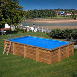 Blaues Poolcrew Sommerabdeckplane auf Holzpool im Garten. Schutz vor Schmutz.