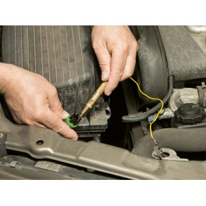 LUX Autolichtprüfer im Einsatz: Prüfung von Autoelektrik (6 V - 24 V) mit Krokodilklemme.