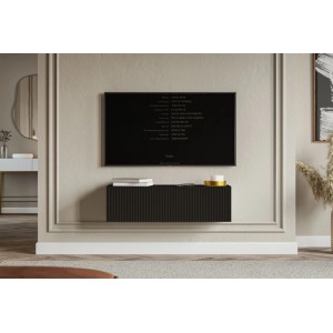Schwarzes Selsey Veldio TV-Hängeboard 100 cm mit geriffelter Lamellenfront, schwebend unter einem Fernseher.