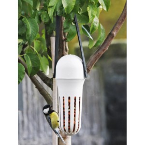 Beiger SingingFriend Vogelfutter-Spender Max mit Meise am Baum hängend.