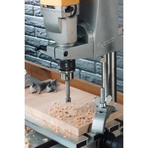 LUX HM-Kunstbohrer 15 mm im Einsatz: Präzise Bohrung in Holz mit Holzspänen.