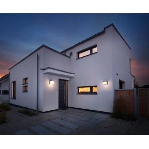 Moderne, anthrazitfarbene Trio LED-Außenwandleuchte Yangtze am Haus.