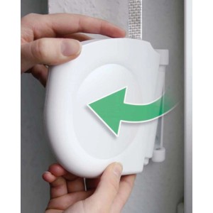 Schellenberg Design-Gurtwickler Mini, weiße Aufschraubmontage mit grünem Pfeil.