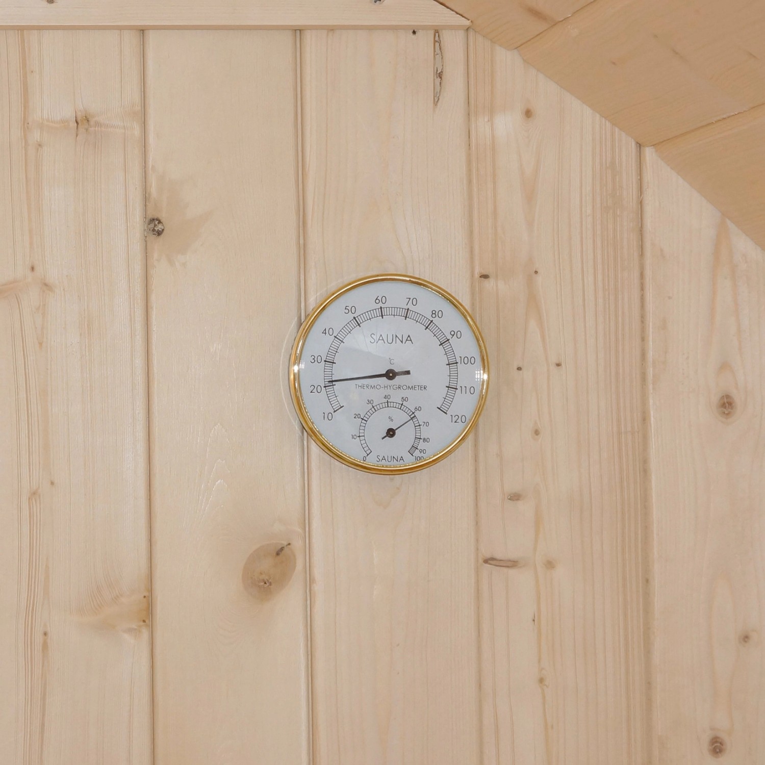 Thermo-Hygrometer an der Holzwand der Home Deluxe Fasssauna Lahti Deluxe L.