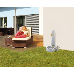 Garantia Steinbrunnen Venezia Lightgranite im Garten mit Wasserhahn und Becken.