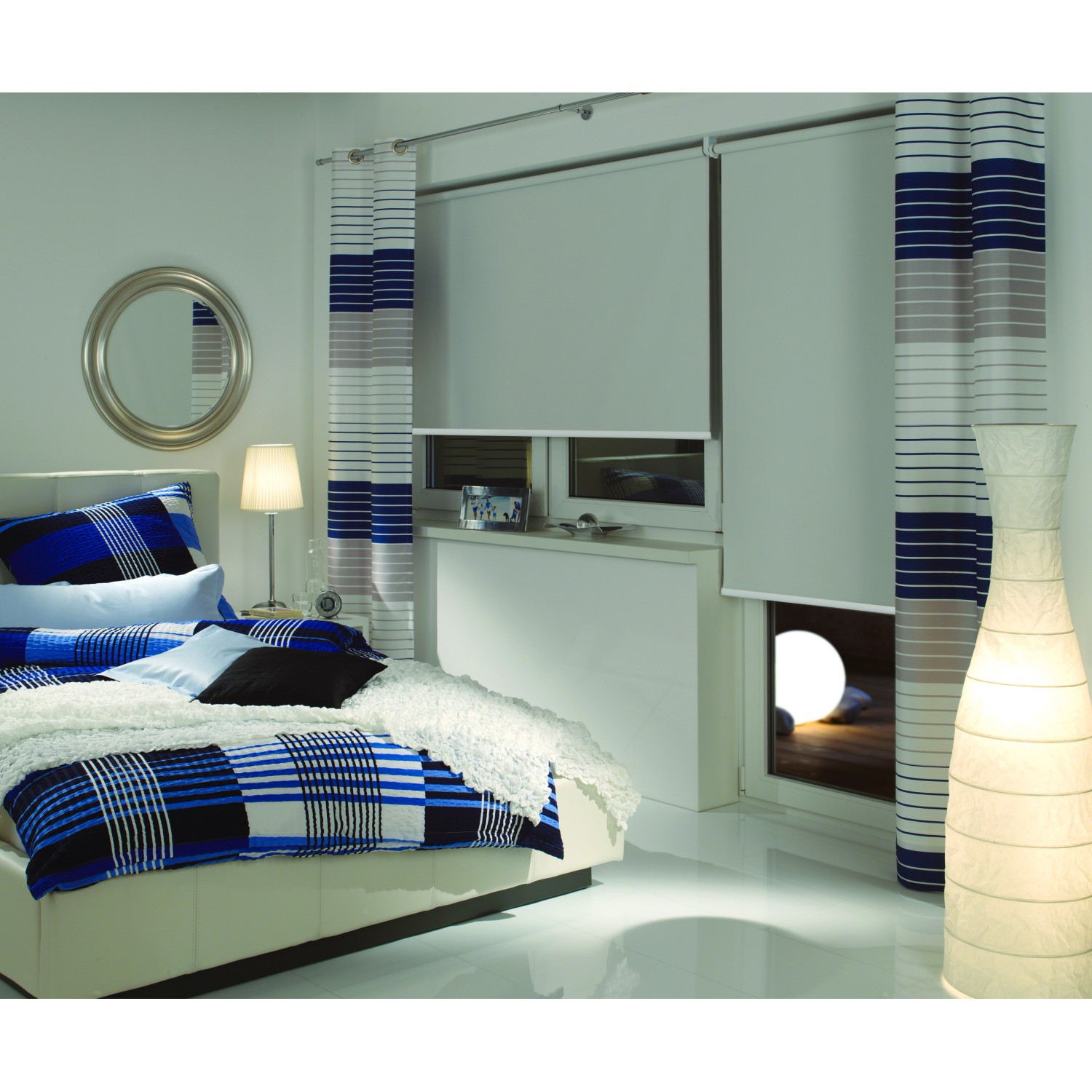 Weißes Gardinia Verdunkelungsrollo Blackout, 52x180 cm, im Schlafzimmer.