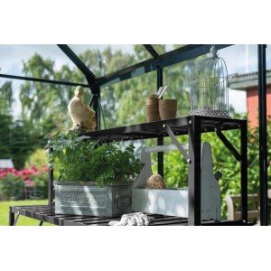 Schwarzes Halls Top Regal 121 cm für Alu-Tisch im Gewächshaus mit Pflanzen und Zubehör.