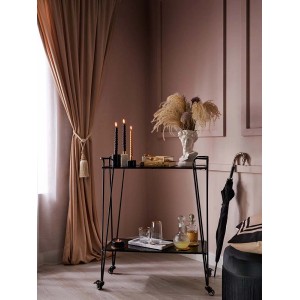 Schwarzer Marmor-Kerzenhalter mit goldenem Einsatz auf einem Servierwagen mit Deko.