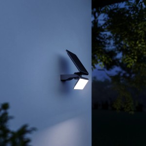 Anthrazitfarbene Steinel LED Solar-Wandleuchte mit Bewegungsmelder XSolar L-S One an Hauswand.