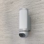 Bosch Smart Home Eyes II Außenkamera in Silber an einer Wand montiert.
