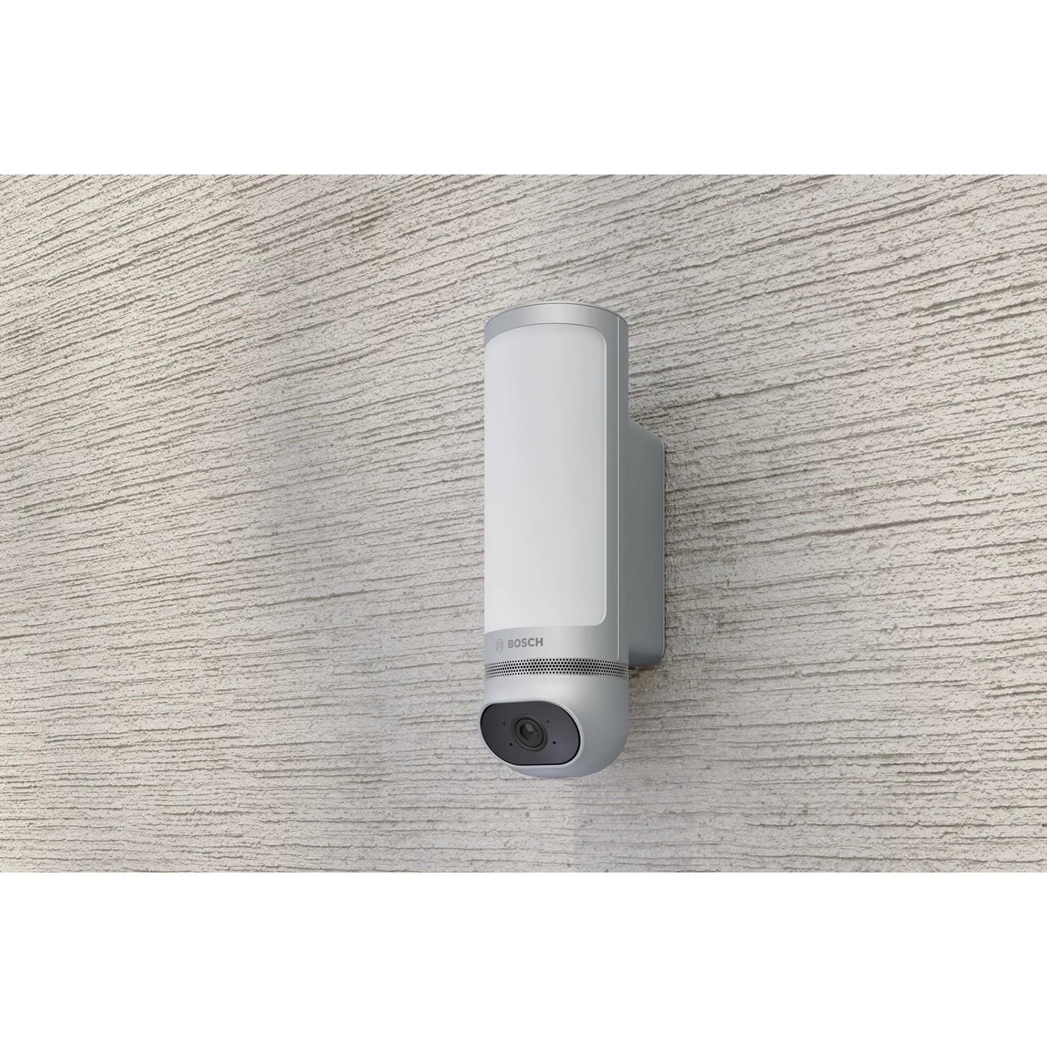 Bosch Smart Home Eyes II Außenkamera in Silber an einer Wand montiert.