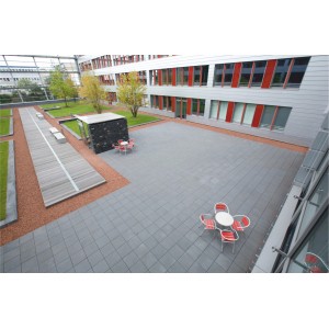 Anthrazitfarbene Premac Terrassenplatten Ester, 50x50 cm, auf einer Terrasse mit Sitzgruppen.