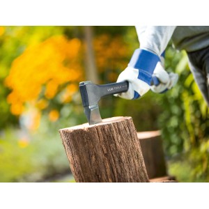 LUX Spaltaxt Professional beim Holz spalten. Axt mit Stahlklinge und Glasfaserstiel.
