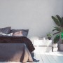 Schlafzimmer mit weißer, leicht strukturierter AS-Creation Vliestapete Attractive Uni.