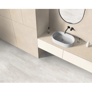 Beige Kaindl Arbeitsplatte Basanit Sand im modernen Badezimmer mit Aufsatzwaschbecken.