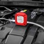APA Ölabsaugpumpe 12V im Einsatz am Auto. Ideal für Ölwechsel und Wartung.