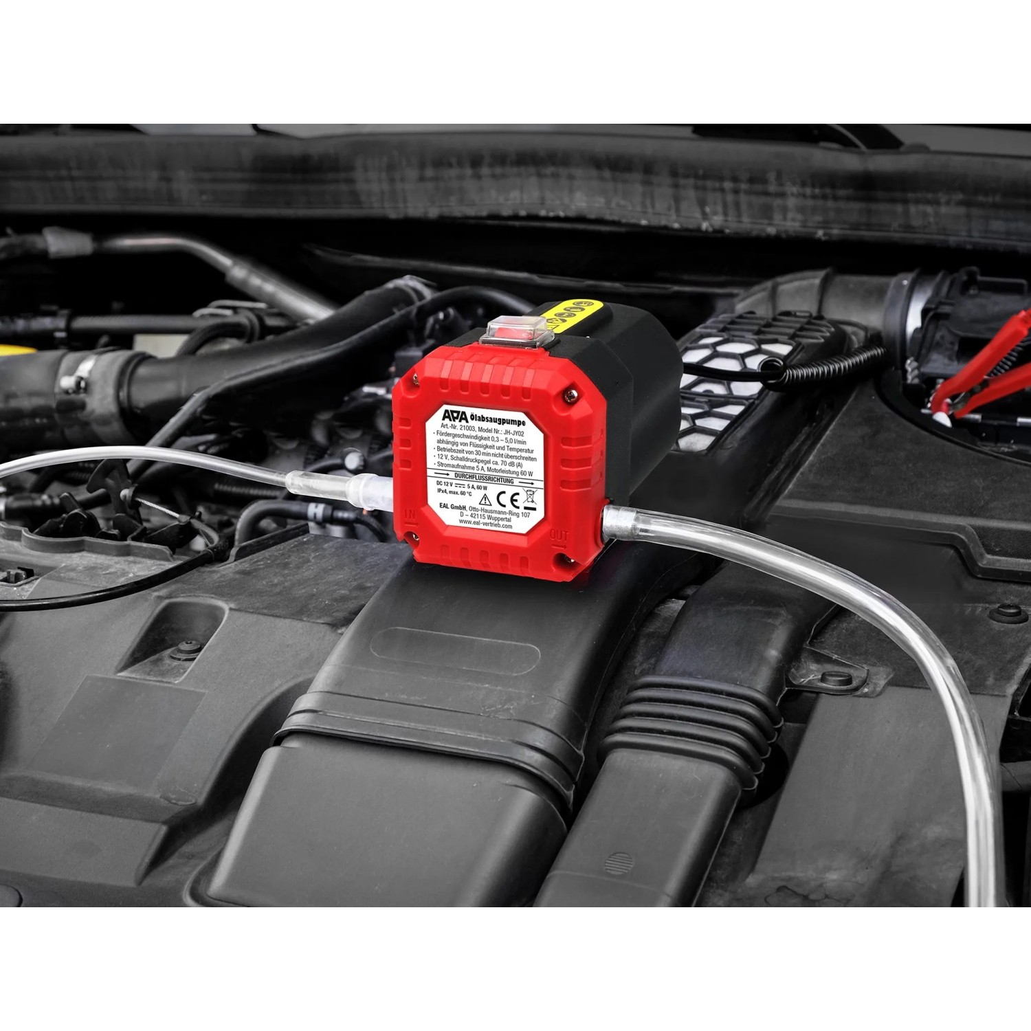 APA Ölabsaugpumpe 12V im Einsatz am Auto. Ideal für Ölwechsel und Wartung.