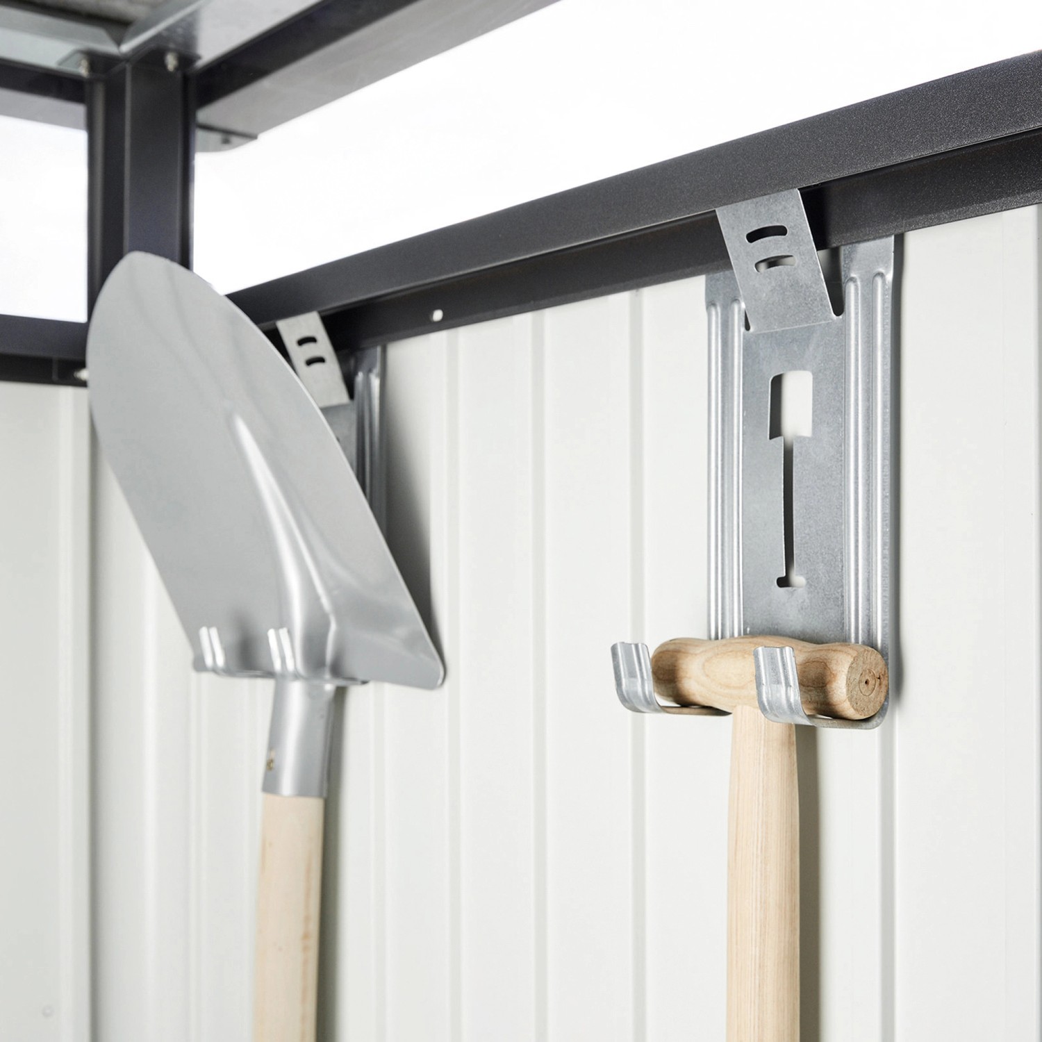 Innenansicht Biohort Gerätehaus: Spaten und Hammer an Werkzeughalterung.