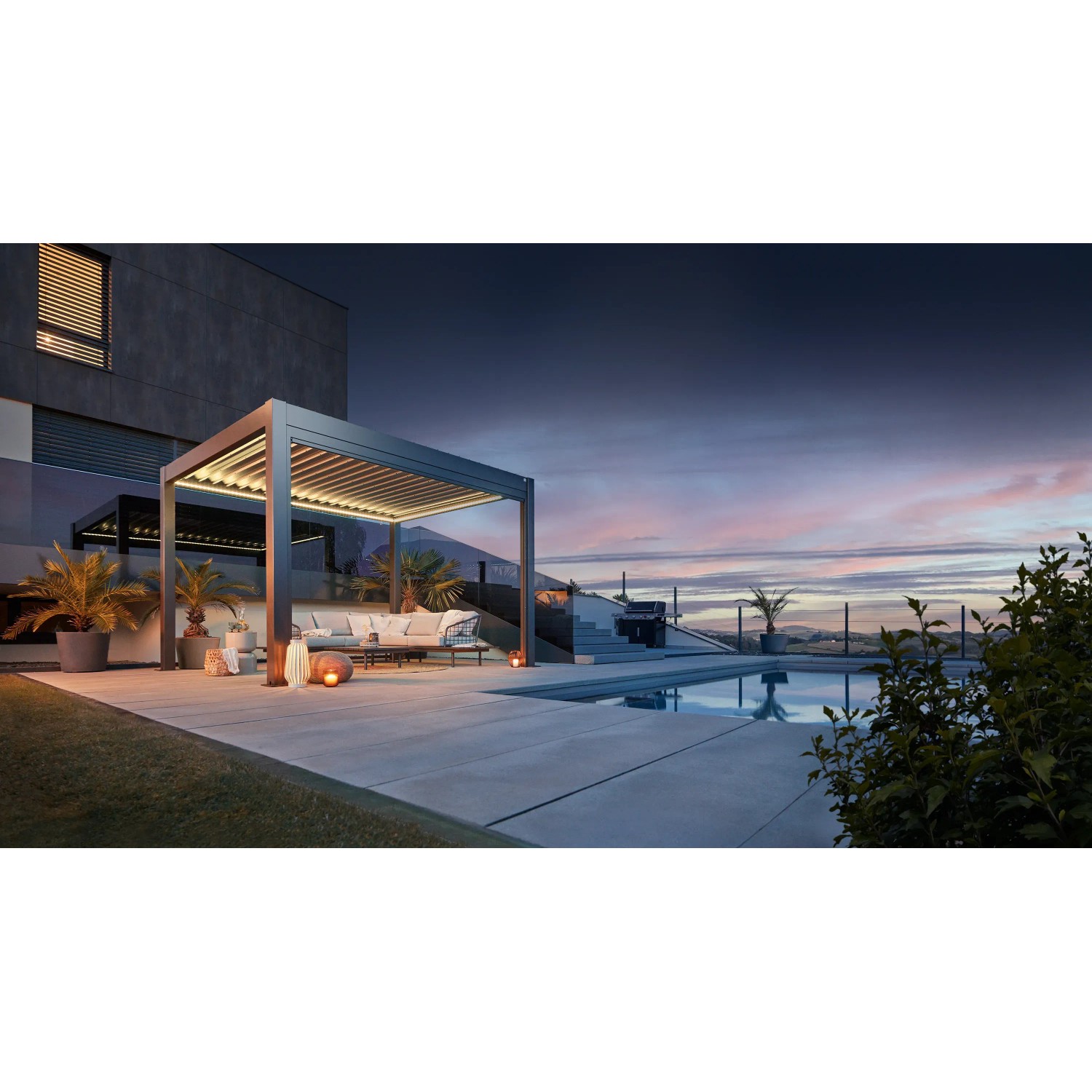 Moderne Biohort Pergola in Quarzgrau/Silber-Metallic neben Pool und Haus im Garten.