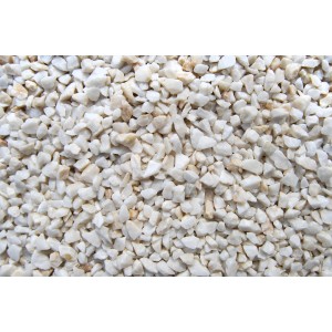 Nahaufnahme von Carrara-Weiß Marmorsplitt (5-12 mm) im PE-Sack, geeignet für Ziergarten, Wege und Teiche.