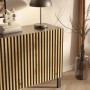 Selsey Sideboard Telire mit schwarzer Oberfläche, heller Lamellenfront aus Artisan Eiche und schwarzen Füßen. Modernes Design.