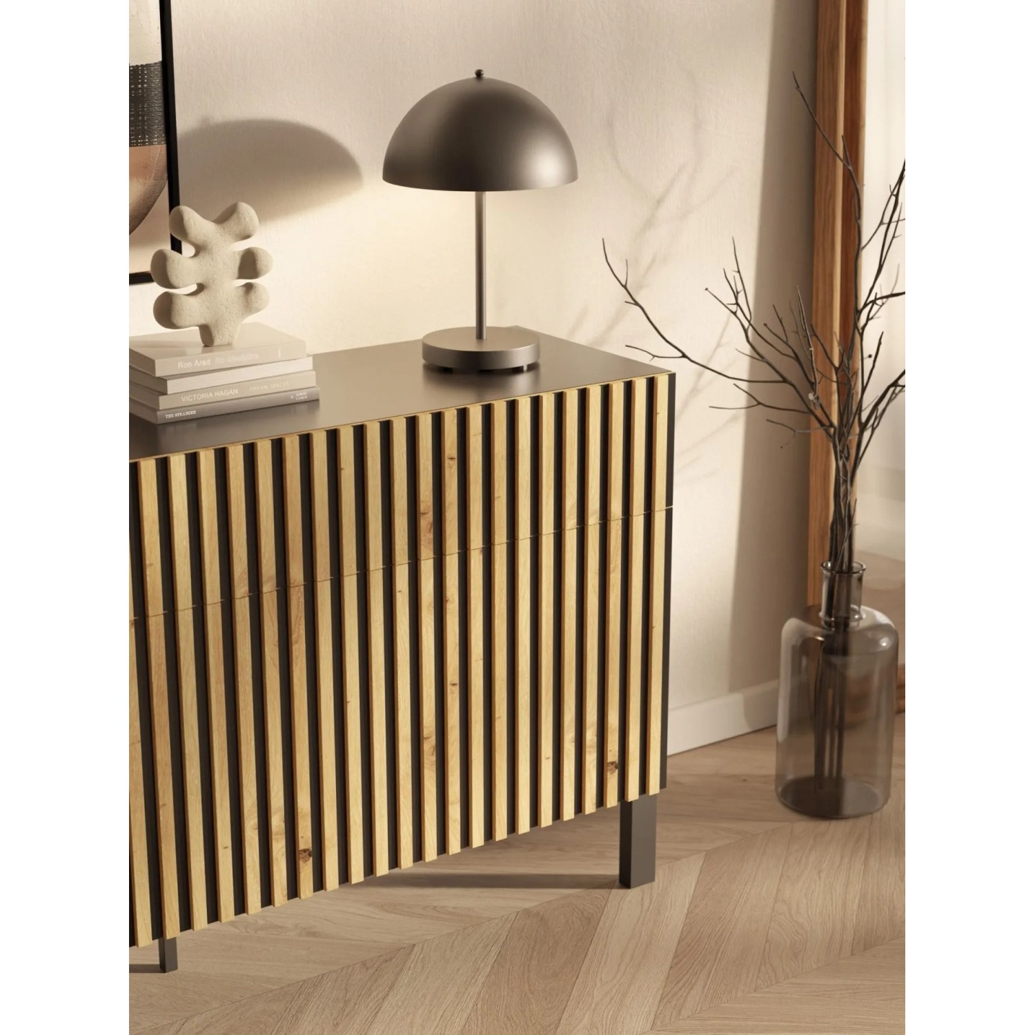 Selsey Sideboard Telire mit schwarzer Oberfläche, heller Lamellenfront aus Artisan Eiche und schwarzen Füßen. Modernes Design.