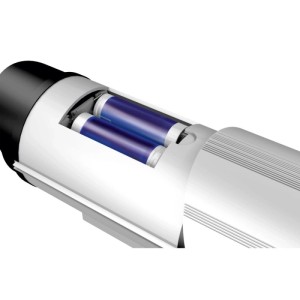 Detailaufnahme der Basi Kamera-Attrappe KA 300 mit Batterien im Batteriefach.