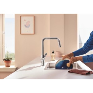 Grohe Blue Pure Start Küchenarmatur-Set mit Aktivkohlefilter in Silber beim Spülen von Geschirr.