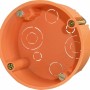 Orange Hohlwanddose Ø 68 mm mit Spreizkrallen und Ausbrechöffnungen für Kabel und Rohre.