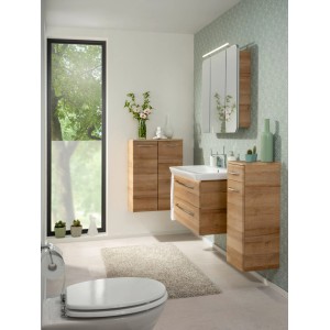 Fackelmann Bad-Hängeschrank Milano Asteiche, 61 cm breit, im Badezimmerambiente.