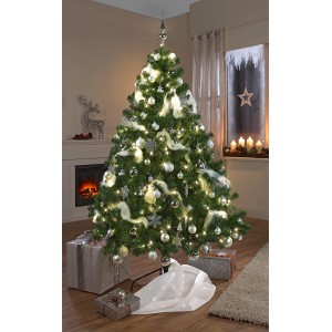 Geschmückter, künstlicher Weihnachtsbaum (120 cm) mit Beleuchtung und silbernen Kugeln im Wohnzimmer.