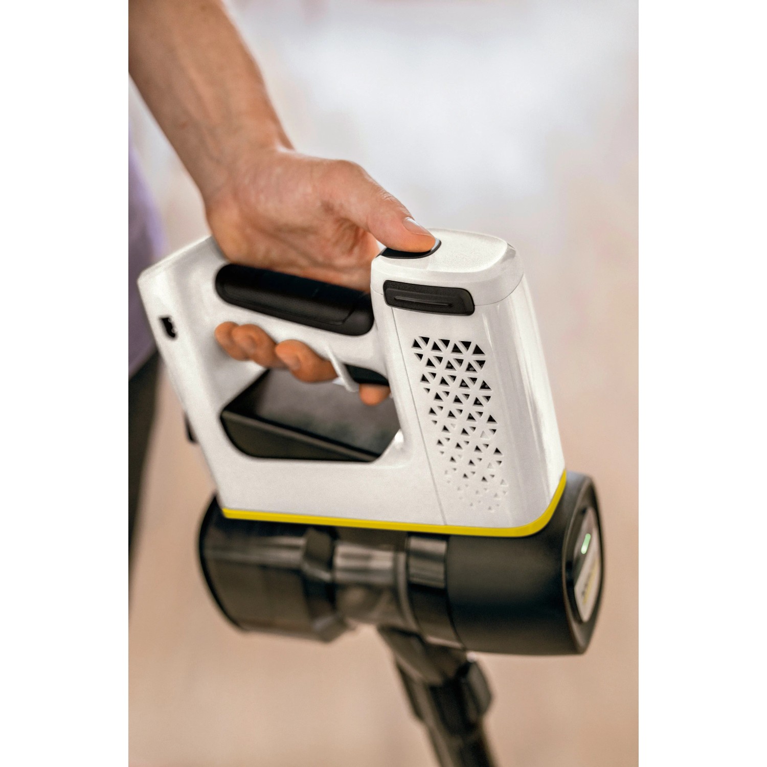 Hand hält weißen Kärcher Akku-Staubsauger VC 4 Cordless myHome.