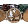 Adventsgesteck mit Holzdeko, Tannenzapfen und Kerzenhaltern. Rustikale Weihnachtsdekoration.