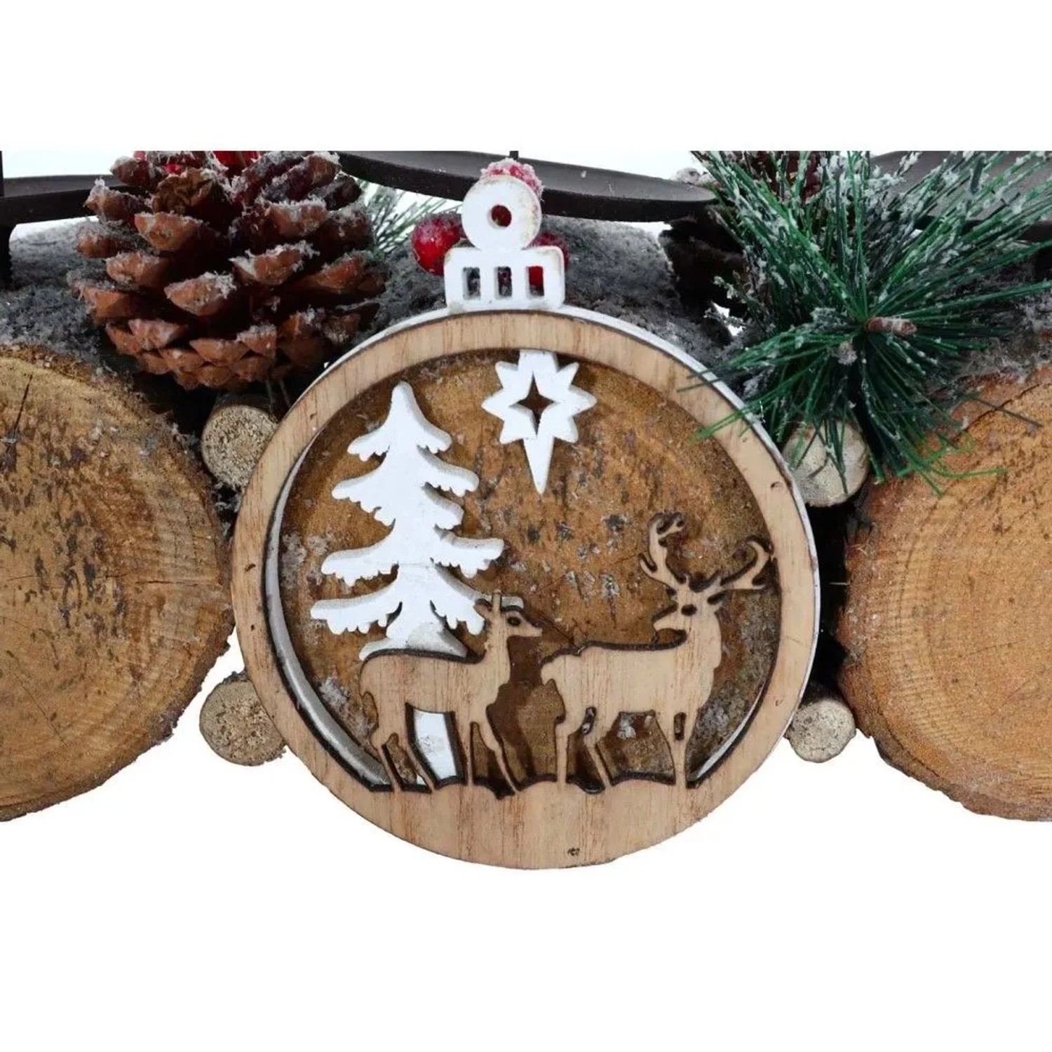 Adventsgesteck mit Holzdeko, Tannenzapfen und Kerzenhaltern. Rustikale Weihnachtsdekoration.