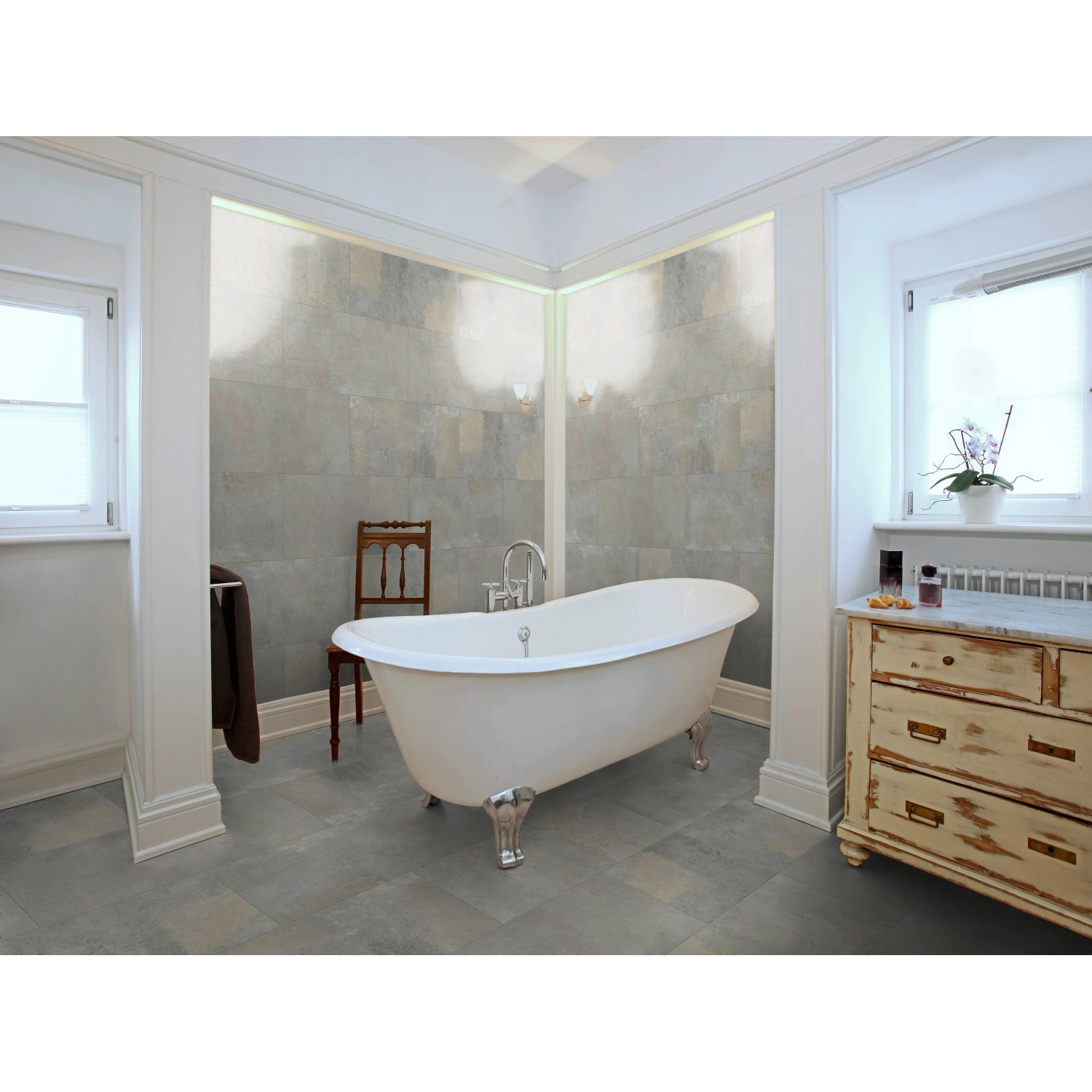 Badezimmer mit Classen Ceramin Fliesen Neo Vario Marino in Steinoptik an Wand und Boden.