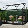 Schwarzes Halls Gewächshaus Popular 86 mit Pflanzen und Tischgruppe, 5 m² inkl. Fundamentrahmen.