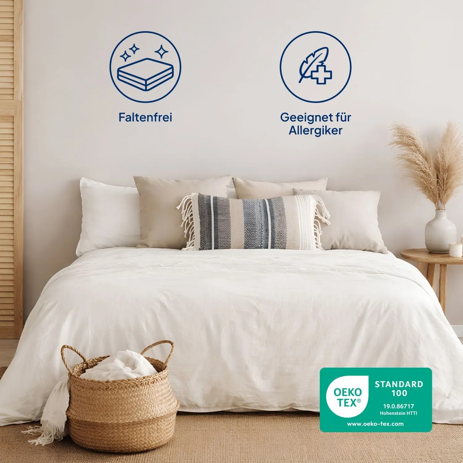 Bett mit weißem Jersey Spannbettlaken, Kissen und Deko. Icons: faltenfrei, allergikerfreundlich. OEKO-TEX Standard 100.