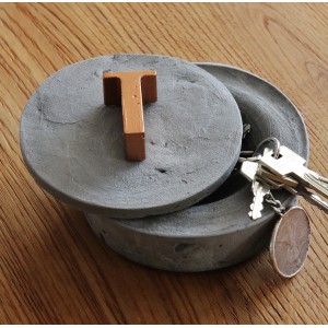 Ultrament Knet Beton Dose mit Schlüssel und Deko-Buchstabe T auf Holztisch.